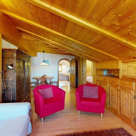 Engadine Attic Within Walking Distance Of The Facilities * 切勒里纳