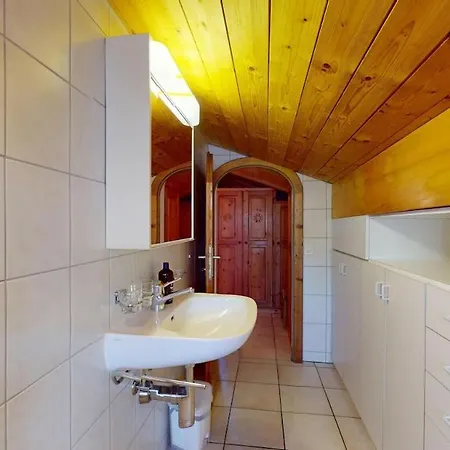 Engadine Attic Within Walking Distance Of The Facilities *