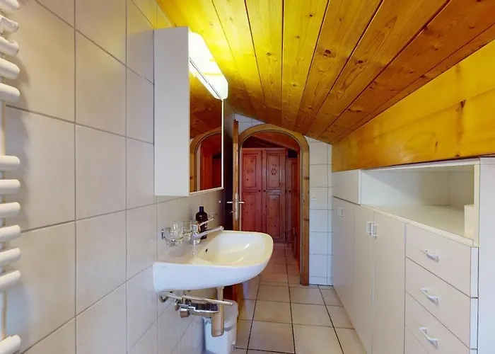 Engadine Attic Within Walking Distance Of The Facilities *